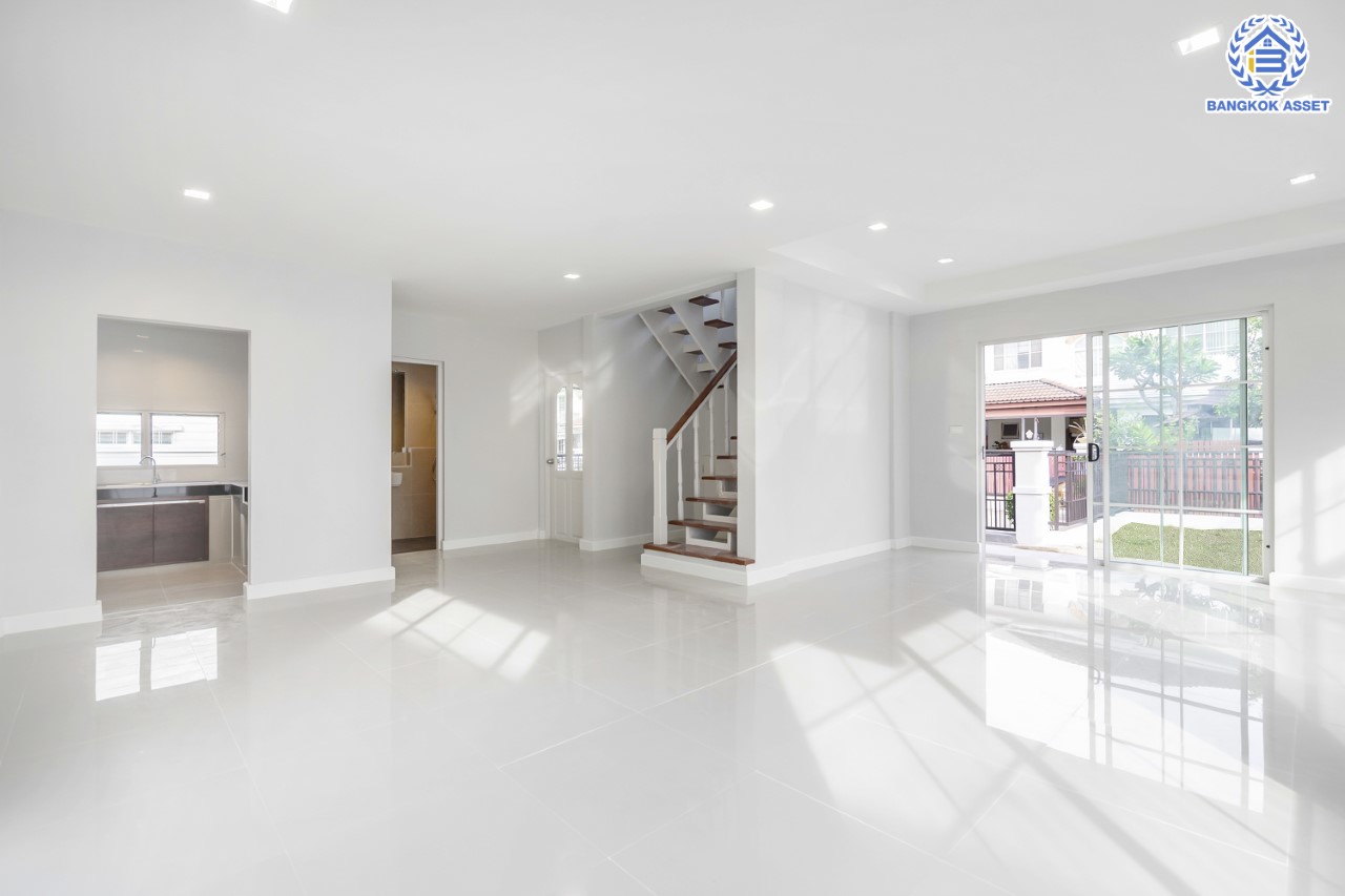 บ้านมือสองตกแต่งใหม่ แบรนด์ LH หลังมุม ม.มัณฑนา ติดถนนราชพฤกษ์  เนื้อที่ 67.6 ตร.ว. มีพื้นที่สนามหญ้าด้านข้างกว้างกว่า 100 ตร.ม. ฟังก์ชัน 3 ห้องนอน 3 ห้องน้ำ จอดรถได้ 2 คัน Facilities ตอบโจทย์ทุกกิจกรรม! บนทำเลใกล้วงเวียนพระราม5 เซ็นทรัลเวสต์เกต และรถไฟฟ้า "สถานีบางรักน้อยท่าอิฐ"